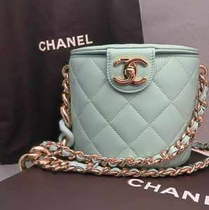 CHANEL Pristine Fullset ⛓ with 24K CC Chanel Logo Lock: Vanity Purse on Chain⛓